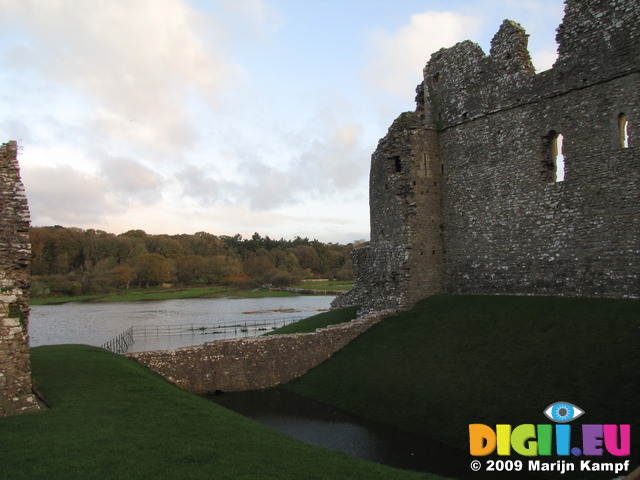 SX10429 High water at Ogmore Castle